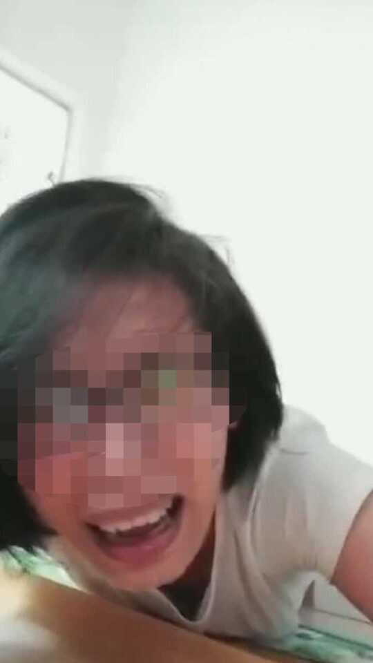 和妈妈打视频通话时，女友意外乱入引发网友热议