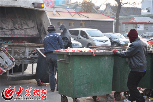 父母给的年货遭弃垃圾桶？疑当事人回应，揭示背后的故事