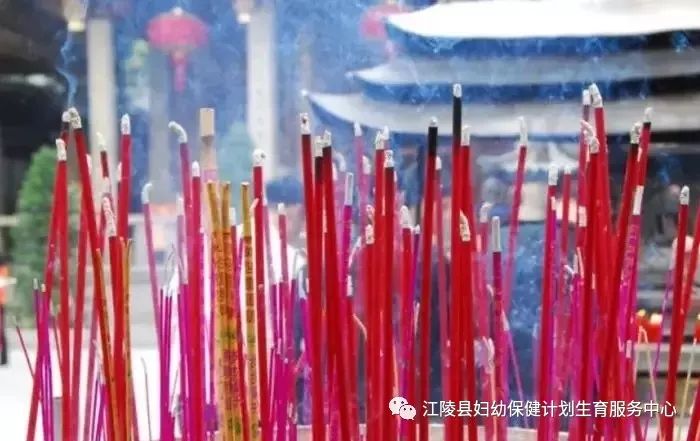 楼道惊现‘灵异’祭祀！邻居崩溃怒吼，这日子没法过了！