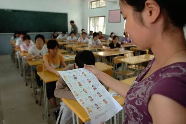 愤怒！小学老师竟带儿子闯教室殴打学生，背后真相令人震惊！