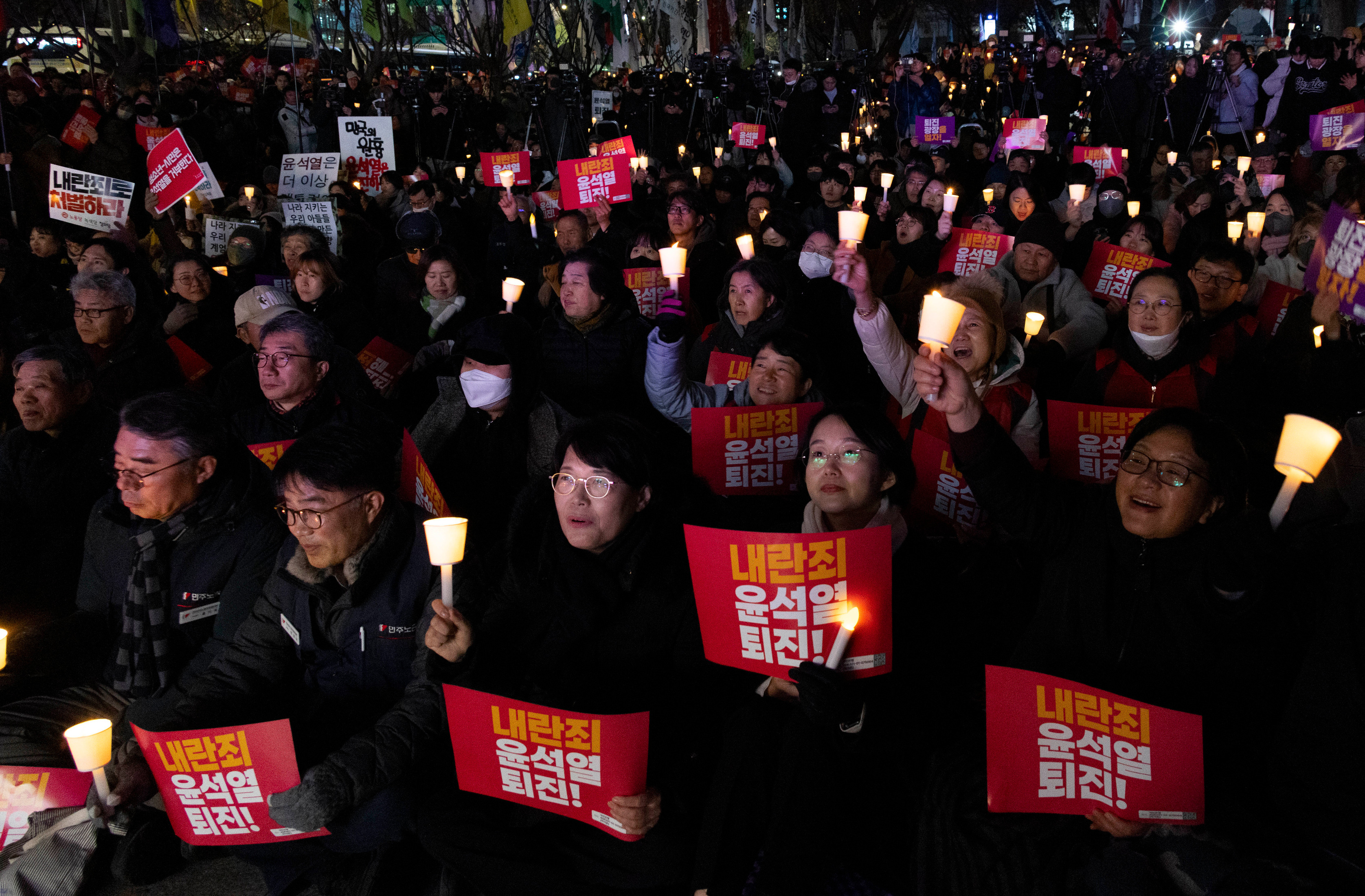 惊！尹锡悦获释次日，首尔街头万人空巷！民众情绪为何如此沸腾？