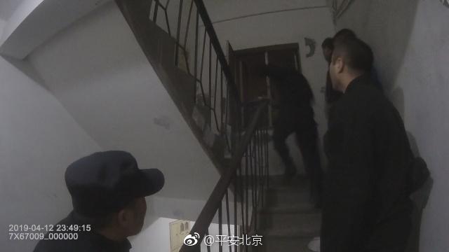 惊魂瞬间！偷拍狂魔女厕作案，仓皇逃窜竟坠楼，生死未卜引热议！