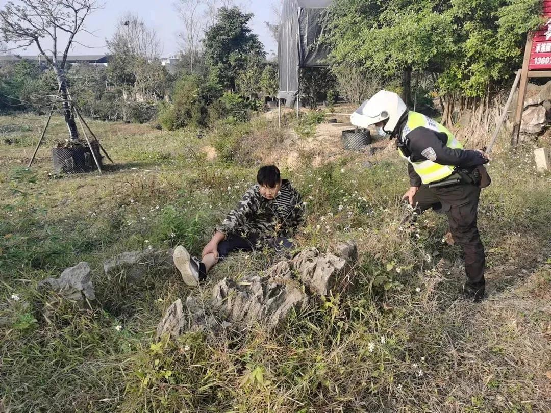 小伙骑车撞上绿化带后飞进居民家里