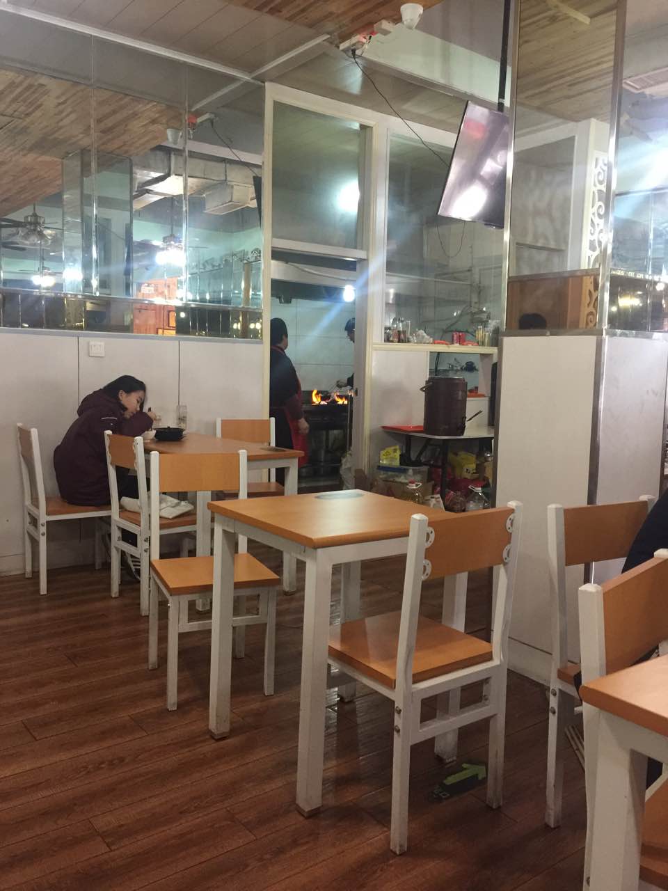 杨铭宇黄焖鸡店老板纷纷晒店环境